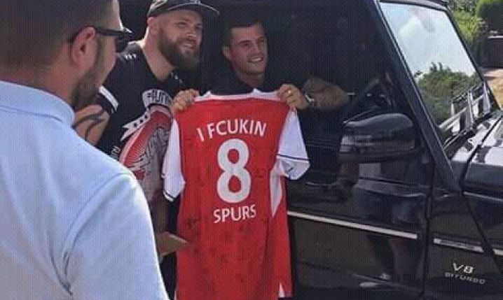 Xhaka pozuje z koszulką obrażającą Tottenham